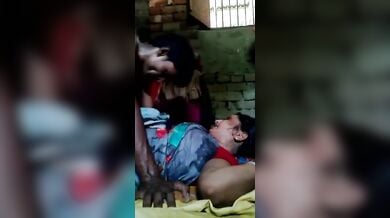 डाई लगा के आंटी को चोदने आया लवर अंकल