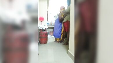 सिर्फ पेटिकोट पहनी कन्नडा आंटी के साथ पड़ोसी आदमी ने की चुम्मा चाटी