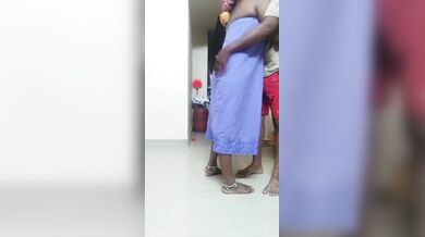 सिर्फ पेटिकोट पहनी कन्नडा आंटी के साथ पड़ोसी आदमी ने की चुम्मा चाटी