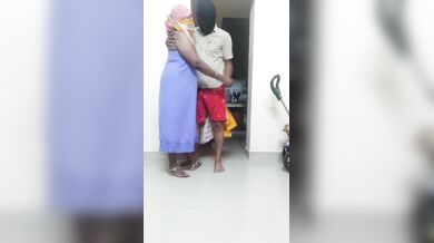 सिर्फ पेटिकोट पहनी कन्नडा आंटी के साथ पड़ोसी आदमी ने की चुम्मा चाटी