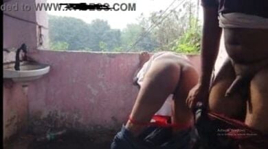 देसी छात्रा ने स्कूल टीचर के साथ खंडहर में मुंह काला किया