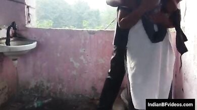 देसी छात्रा ने स्कूल टीचर के साथ खंडहर में मुंह काला किया