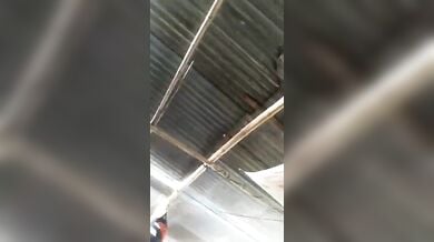 टिन के बने मकान में पड़ोसन को चटाई पर नंगी चोदा