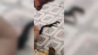 टिन के बने मकान में पड़ोसन को चटाई पर नंगी चोदा