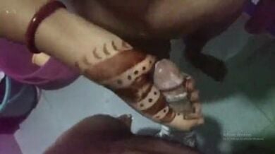 बीवी ने मेहंदी वाले हाथों से मुट्ठ मार दिया चुदाई से पहले