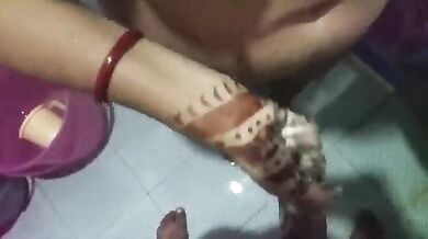 बीवी ने मेहंदी वाले हाथों से मुट्ठ मार दिया चुदाई से पहले