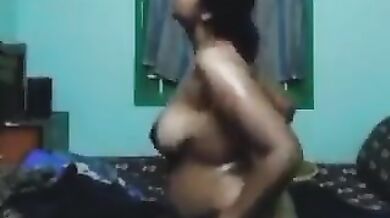 चुदाई के पसीने से तरबतर हुई बीवी ने की पति के लंड की सवारी
