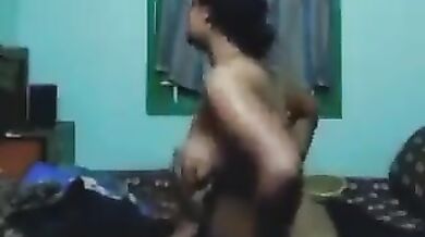 चुदाई के पसीने से तरबतर हुई बीवी ने की पति के लंड की सवारी