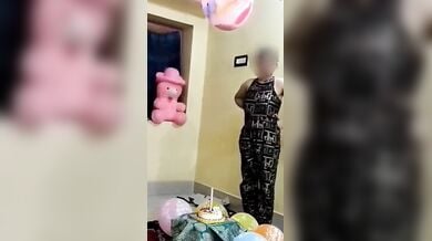 कपड़े उतारकर नंगे बदन शादी की सालगिरह मनाते पति पत्नी