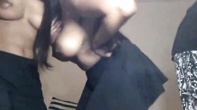 दो जुड़वा इंडियन बहनों ने की लड़के के साथ बूब्स खोल ब्लोजॉब मस्ती