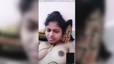 वीडियो कॉल पर बॉयफ्रेंड के साथ नंगे बदन बातें करती गर्लफ्रेंड