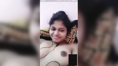 वीडियो कॉल पर बॉयफ्रेंड के साथ नंगे बदन बातें करती गर्लफ्रेंड