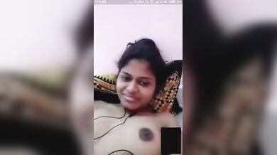 वीडियो कॉल पर बॉयफ्रेंड के साथ नंगे बदन बातें करती गर्लफ्रेंड