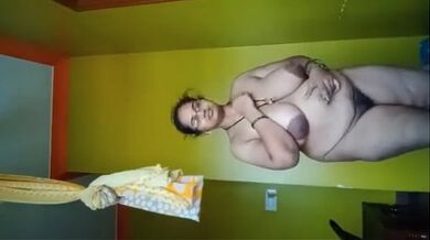 मोटी गुज्जू आंटी ने दिखाई बड़ी चूत