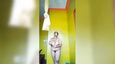 मोटी गुज्जू आंटी ने दिखाई बड़ी चूत