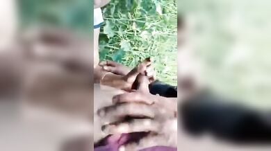 शादीशुदा देहाती औरत को मोटरसाइकिल वाले ने झाड़ियों में ले जाकर चोदा