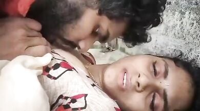 बॉयफ्रेंड के हॉट रोमांस से लड़की धीरे-धीरे चुदासी होती चली गई