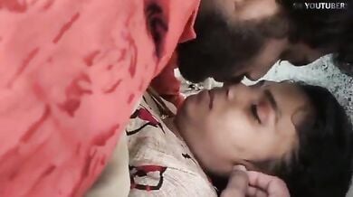 बॉयफ्रेंड के हॉट रोमांस से लड़की धीरे-धीरे चुदासी होती चली गई