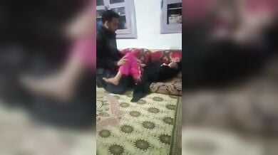 बीवी ने सहेली को चुदवया पति के लंड से