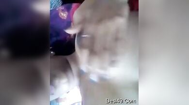 रब्बर जैसी चूत वाली लड़की ने सहलाए, दबाए अपने चुचे