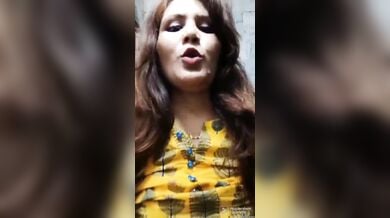जरीन ने सलवार कमीज से दिखाए अपने बड़े बूब्स और चिकनी चूत