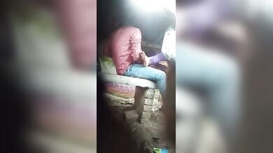 रोड साइड वाली खुली झोपड़ी में दिनदहाड़े चुदाई करते धाकड़ कॉलेज लवर्स