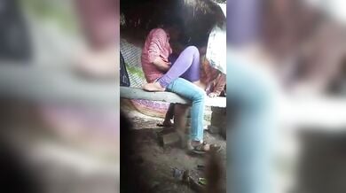 रोड साइड वाली खुली झोपड़ी में दिनदहाड़े चुदाई करते धाकड़ कॉलेज लवर्स