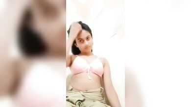 खूबसूरत, शालीन स्वभाव की लड़की ने टी शर्ट उतारकर सहलाए अपने मुलायम चुचे