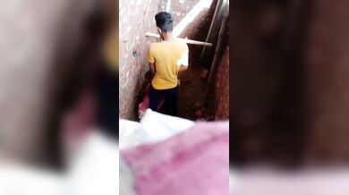 कंस्ट्रक्शन साइट पर गर्लफ्रेंड ने चुपके से दिया बॉयफ्रेंड को ब्लोजॉब