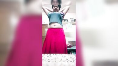 सारे कपड़े उतारकर लड़की हुई बॉयफ्रेंड के लिए नंगी
