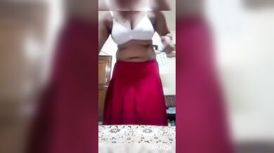 सारे कपड़े उतारकर लड़की हुई बॉयफ्रेंड के लिए नंगी