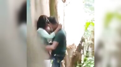 घर के पीछे खड़े-खड़े चुदाई करते लवर्स को चुपके से रिकॉर्ड किया
