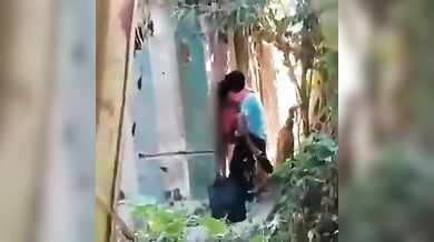 घर के पीछे खड़े-खड़े चुदाई करते लवर्स को चुपके से रिकॉर्ड किया