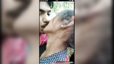 देहाती लवर्स की आउटडोर की किसिंग, गर्लफ्रेंड हुई नंगी