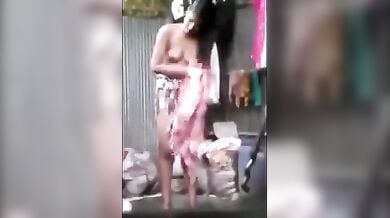 दीवार के छेद में से पड़ोसी लड़की को नहाने के बाद कपड़े पहनते देखा