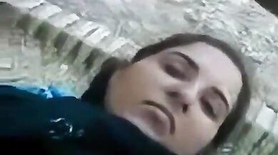 खटिया पर चोदी देहाती मुस्कान की गोरी-गुलाबी चिकनी चूत