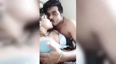 पति पत्नी का हॉट किसिंग और बूब्स सकिंग रोमांस