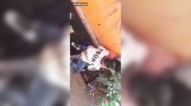 पब्लिक प्लेस में चोरी-छिपे चुदाई करते लवर्स को चुपके से फिल्माया