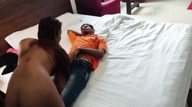 होटल के रूम सर्विस वाले से चूत मरवाई भाभी ने