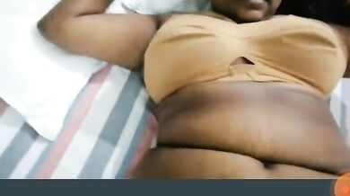 आंध्रा वाली मोटी लड़की ने काली चूत खोलकर गुलाबी भोसड़ा दिखाया