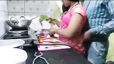 मेरे पति ने मुझे खाना बनाते हुए किचन में ही चोदा