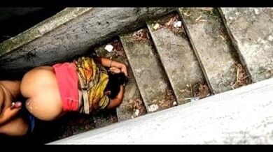 सीढियों पर आंटी की डॉगीस्टाइल चुदाई कर गांड पर गिराया वीर्य