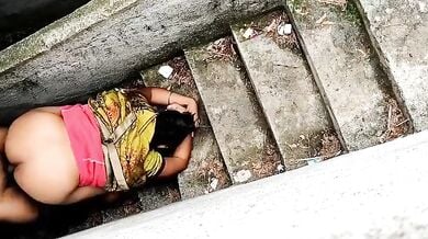 सीढियों पर आंटी की डॉगीस्टाइल चुदाई कर गांड पर गिराया वीर्य