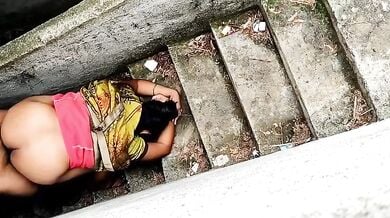 सीढियों पर आंटी की डॉगीस्टाइल चुदाई कर गांड पर गिराया वीर्य