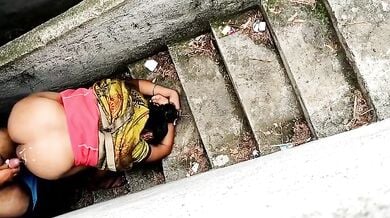 सीढियों पर आंटी की डॉगीस्टाइल चुदाई कर गांड पर गिराया वीर्य
