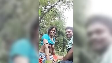 पड़ोस वाले की बीवी को जंगल में लाकर आदमी ने उसके मुंह पर अपना वीर्य गिराया