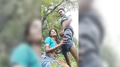 पड़ोस वाले की बीवी को जंगल में लाकर आदमी ने उसके मुंह पर अपना वीर्य गिराया