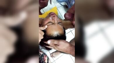 4 इंडियन मर्दों ने देसी औरत का चेहरा अपने वीर्य से भर दिया