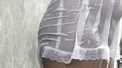 खुले बाथरूम में नहाते वक्त बीवी ने दिया पति को ब्लोजॉब