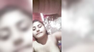 क्यूट, वर्जिन, इनोसेंट लड़की ने कच्चे मकान में दिखाया अपना नंगा बदन